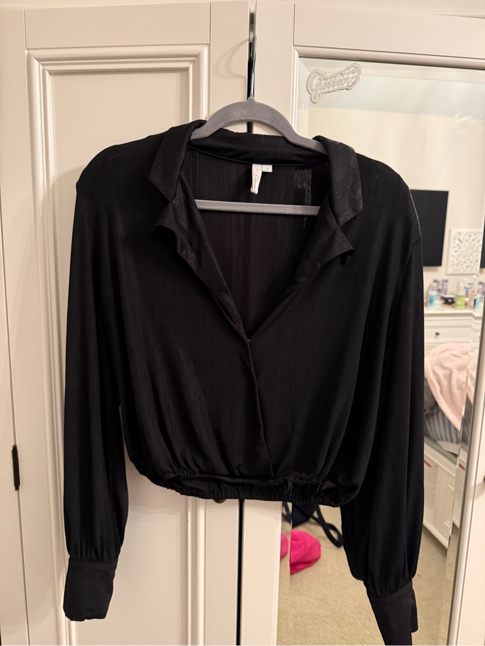 Elan Black Cropped Button-Down Long Sleeve Top
